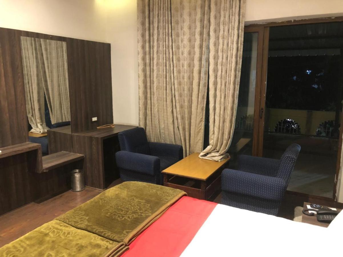 Hotel Rani Palace At Lake Fatehsagar Udaipur Exterior photo